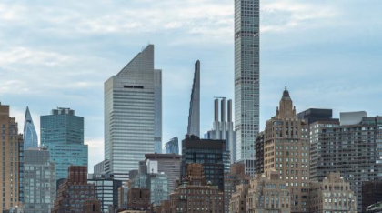 Milionarii dintr-un zgârie-nori din New York se plâng că trăiesc ca-n ghetou: le sar siguranțele, au igrasie și rămân blocați în lift