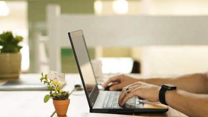Frustrarea unui IT-ist român: Mărire simbolică de salariu într-o companie cu profituri uriașe