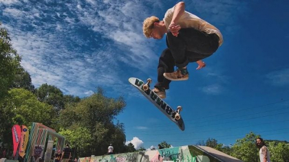 Skatezake, tânărul român care a cucerit TikTok-ul pe placa de skateboard: „Eu văd o bordură ca pe un obstacol, un loc unde pot face un trick”