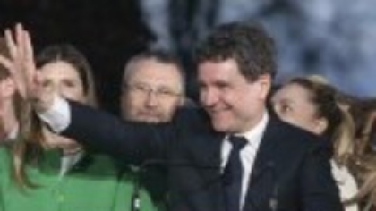 El Pais: Primarul Bucureştiului se profilează drept câştigător al alegerilor prezidenţiale din România. Participarea - record