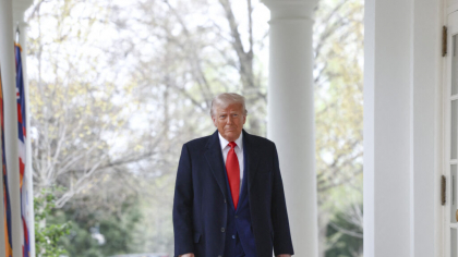 Trump ordonă anularea sancțiunilor împotriva Siriei și restabilirea legăturilor după zece ani