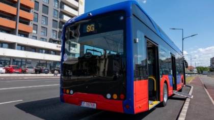 Opt autobuze electrice și un tramvai nou au ajuns la Oradea. Până la finalul săptămânii vor mai veni 17 autobuze