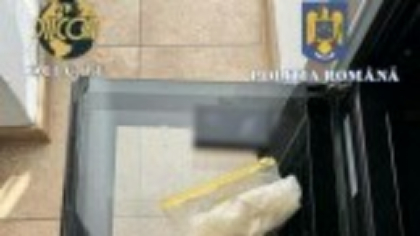 Trei tineri, printre care și un minor, au fost reținuți pentru trafic de droguri de mare risc în Bistrița Năsăud