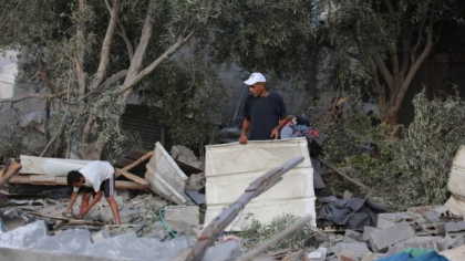Cel puțin 10 persoane, inclusiv șase copii, au murit în timp ce stăteau la coadă la apă în Gaza și au fost bombardați de armata israeliană