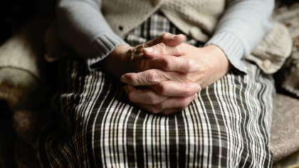 O bătrână a fost abandonată de cei 9 copii în spital: „Le-am dat, doamnă, de toate”