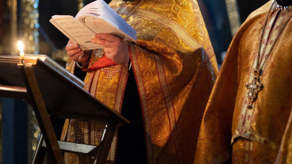 O cunoscută cântăreață, curtată de preot! I-a dat mesaj și în timpul slujbei: „Mi-a spus că după ce trece postul Paștelui să facem nuntă, să nu fie în păcat”