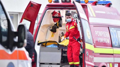 Trei adolescenți, răniți după ce un șofer de 20 de ani a intrat cu mașina pe trotuar, în apropierea unui liceu din Brăila