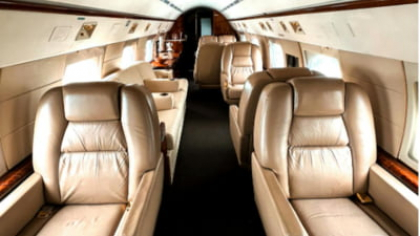 Măsuri noi anunțate de o companie aeriană: Călătorii trebuie să țină la vedere un obiect folosit frecvent în avion