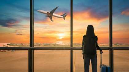O companie aeriană își premiază angajații care depistează bagajele ce depășesc dimensiunile plătite. Călătorii vor fi amendați
