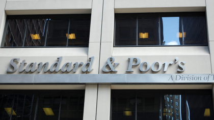S&amp;P indică pentru România calificativul BBB-/Negative/A-3, ultima treaptă din categoria recomandată investitorilor