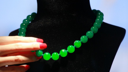 Obsesia verde a bogaților: piatra mai scumpă decât aurul, mai rară decât platina