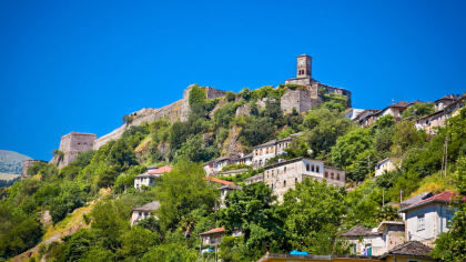 E unul dintre cele mai frumoase orașe vechi din Balcani. Paradisul de piatră aflat la doi pași de România