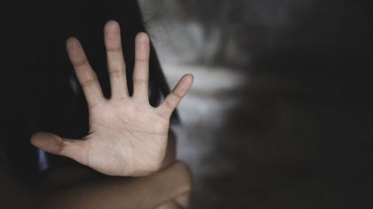 Trei ani cu suspendare pentru agresiuni sexuale repetate asupra unei fetițe. Agresorul și-a recunoscut vinovăția