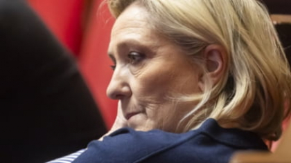 Din tată-n fiică. Marine Le Pen și surorile ei datorează Parlamentului European peste 300.000 de euro, folosiți ilegal de tatăl lor