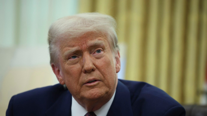 Trump acuză Apple că „trădează America” prin mutarea producției de iPhone în India