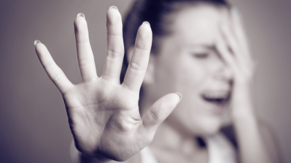 Femeile din România, între victime ale violenței și absența din funcții de decizie. „Încă nu suntem într-o societate normală”