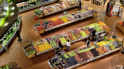 România rămâne ”campioană” la inflație în UE. Cu cât s-au scumpit serviciile și alimentele