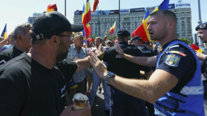 Sute de persoane, susţinători ai lui Călin Georgescu, au protestat în Piaţa Victoriei din București