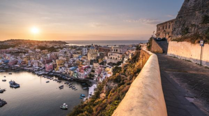 Un cutremur a zguduit Napoli. Oamenii au ieşit pe străzi, circulaţia metrourilor a fost oprită