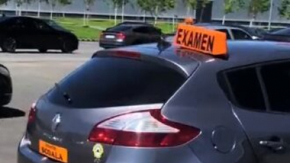Accident în parcarea unui centru comercial, în timpul probei practice pentru permisul auto. O persoană a fost transportată la spital