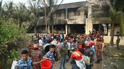 Proteste ale studenților din Dhaka, în urma accidentului aviatic. Marți, zi de doliu național în Bangladesh
