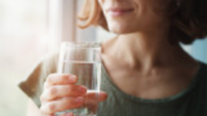 Câtă apă ar trebui să bem pe zi și care sunt cele mai bune ore pentru băut apă. Sfatul nutriționiștilor