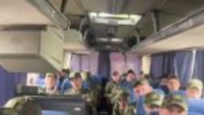 VIDEO. Soldați ruși urcă într-un autobuz într-un schimb de prizonieri de război cu Ucraina