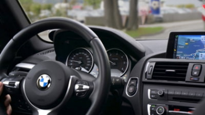 BMW antrenează AI-ul în România: un sistem inteligent le spune angajaților ce să facă și ce să aleagă