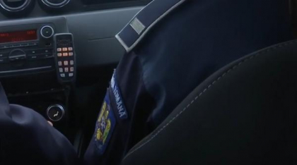 Doi polițiști din Satu Mare au fost bătuți și dezarmați de doi suspecți chiar în secția de poliție. Apoi, șefii lor le-au luat și banii
