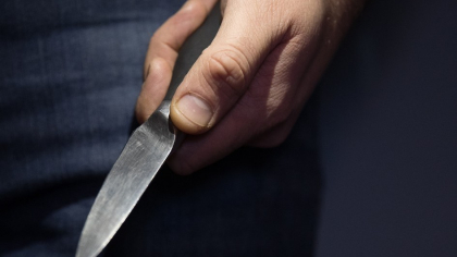 Tentativă de omor în Capitală. Un bărbat și-a înjunghiat prietenul din cauza unor bani