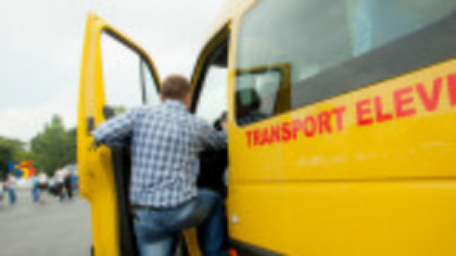 Şofer al unui autobuz pentru transportul elevilor a fost prins băut la volan, în Arad. Ce alcoolemie avea