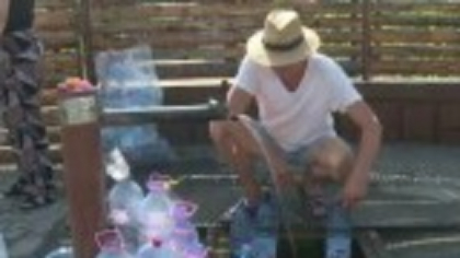 Apa s-a epuizat în unele localități din România. Oamenii se duc cu bidoanele la cișmele de o lună într-un sat din Gorj