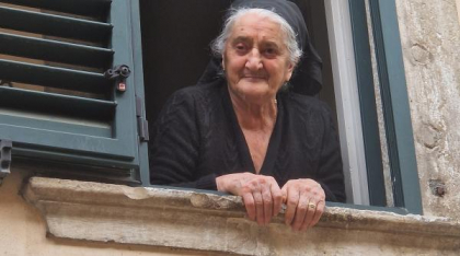 “Ultima regină” din Scanno. La 94 de ani, Margherita Ciarletta e magnet pentru turiști. O caută din ușă în ușă ca să facă poze cu ea