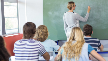 Plata cu ora pentru profesori, redusă cu 50% începând de la 1 septembrie. Începutul noului an școlar, amenințat de proteste