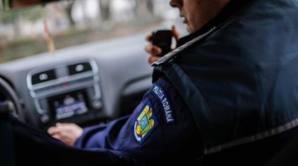Un piroman a dat foc unei mașini în Orăștie; polițiștii îl caută
