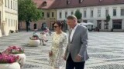 Klaus Iohannis, la slujba de duminică înaintea votului. A venit de mână cu soția