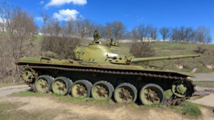 Rusia trimite pe front tancurile sovietice T-62, abandonate în depozite în aer liber. Semnele epuizării logistice devin vizibile VIDEO