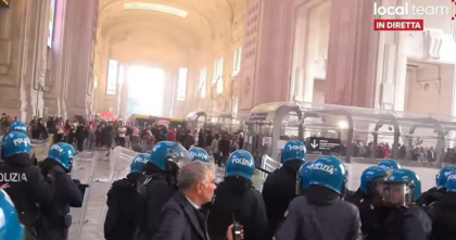 Scene de gherilă urbană la Milano: Protestatari pro-Palestina au luat cu asalt Gara Centrală / Polițiștii atacați cu fumigene (VIDEO)