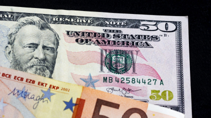 Apreciere istorică a monedei euro în raport cu dolarul. Cum vor resimţi românii schimbarea raportului de forţe de pe pieţele financiare
