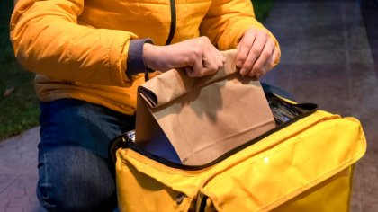 Câți bani a făcut un livrator indian într-o lună, în București? Suma depășește salariul multor români