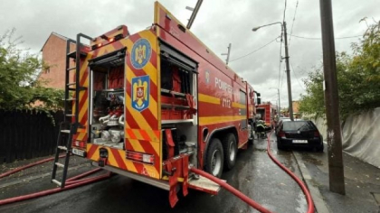 Incendiu puternic pe strada Mureșeni din București: ard acoperișurile mai multor case. O persoană a fost evacuată