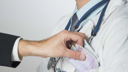 Medic reținut pentru șpaga primită de la un pacient. Cât i-a cerut pentru eliberarea unui document