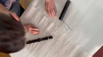 Doi elevi din București au fost prinși la școală cu o armă cu electroșocuri și un baston telescopic