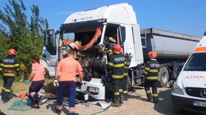 Culmea ghinionului. Două tiruri ale aceleiași companii s-au ciocnit violent, un șofer a rămas încarcerat