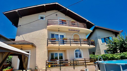 Ce spun turiştii care şi-au petrecut concediul la vila de pe litoral a familiei regretatului Leo Iorga: „Nu aveţi voie să ascultaţi manele, o să fiţi judecaţi”. Replica lui Edy Iorga, fiul artistului: „Unii turişti nu au bun simţ”