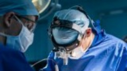 O fetiță de 10 ani a primit o inimă nouă de la un copil de 8 ani, după ce a fost ținută un an în viață de un dispozitiv