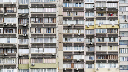În Ungaria, inflaţia muşcă din nou şi revenirea economică s-ar putea amâna cu încă un an. În Polonia, inflaţia pare să fie sub control şi permite băncii centrale să scadă dobânzile şi să stimuleze creşterea economică. Economia poloneză este deja campioană europeană la creştere
