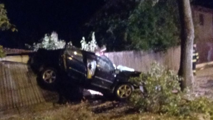 Tânăr de 29 de ani mort într-un accident teribil: mașina pe care o conduce a lovit un copac, apoi a fost proiectată într-un gard
