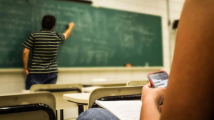„Cred că voi nu știți ce se întâmplă acum în educație”. Mărturia tulburătoare a unei profesoare despre elevi: „Se comportă ca niște dependenți” VIDEO