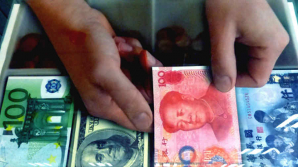 Economist: Ce este mai avantajos, creditul în lei sau în euro